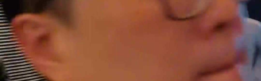 开云官网-现场气氛相当火爆😍C罗走出酒店电梯，为蹲守酒店的球迷签名