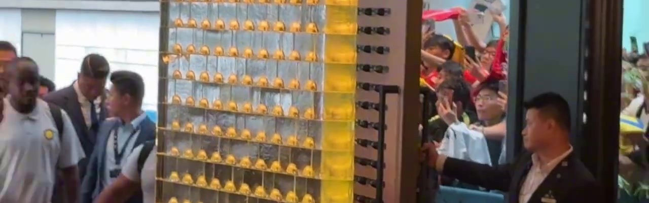 开云官网-人气火爆！C罗抵达中国香港下榻酒店，酒店内外挤满了球迷