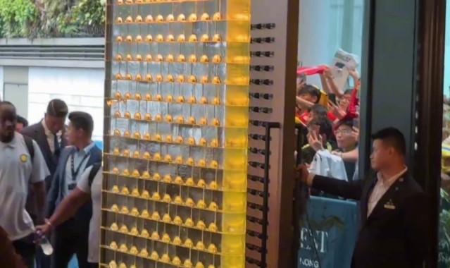 开云官网-人气火爆！C罗抵达中国香港下榻酒店，酒店内外挤满了球迷